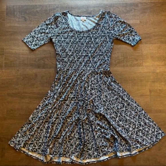 LuLaRoe M Abstract Dress. - Picture 7 of 8